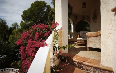 Chalet con apartamento de invitados, piscina y amplias zonas exteriores en Santa Clara, Altea
